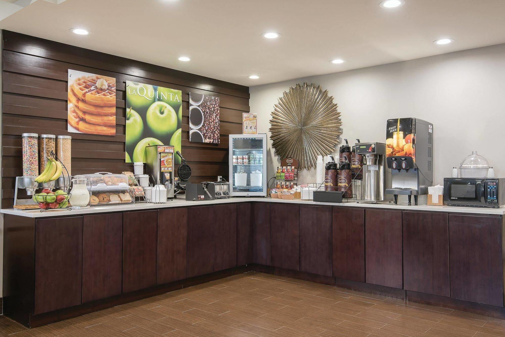 La Quinta By Wyndham Brooklyn East Hotel New York Exterior photo