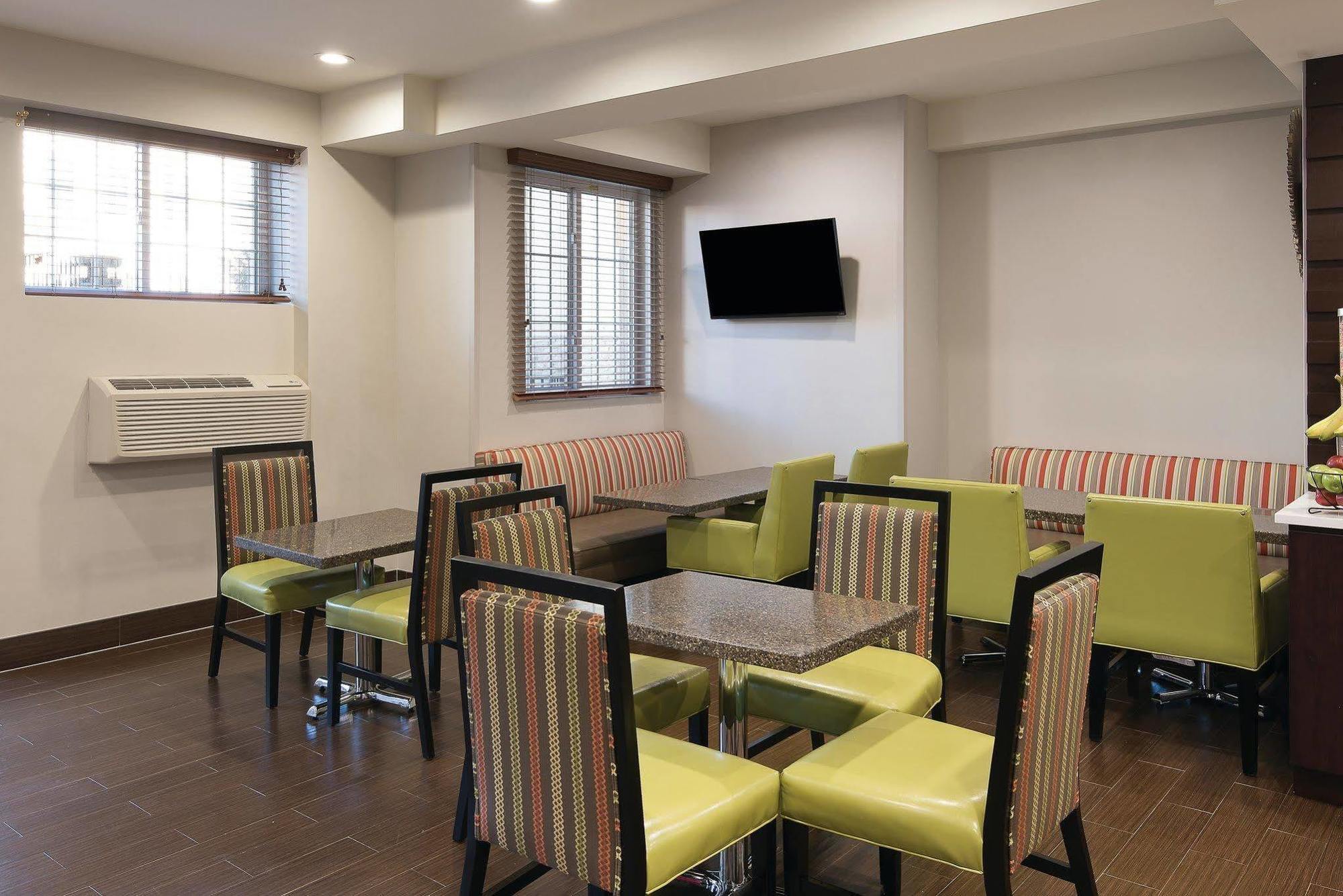 La Quinta By Wyndham Brooklyn East Hotel New York Exterior photo