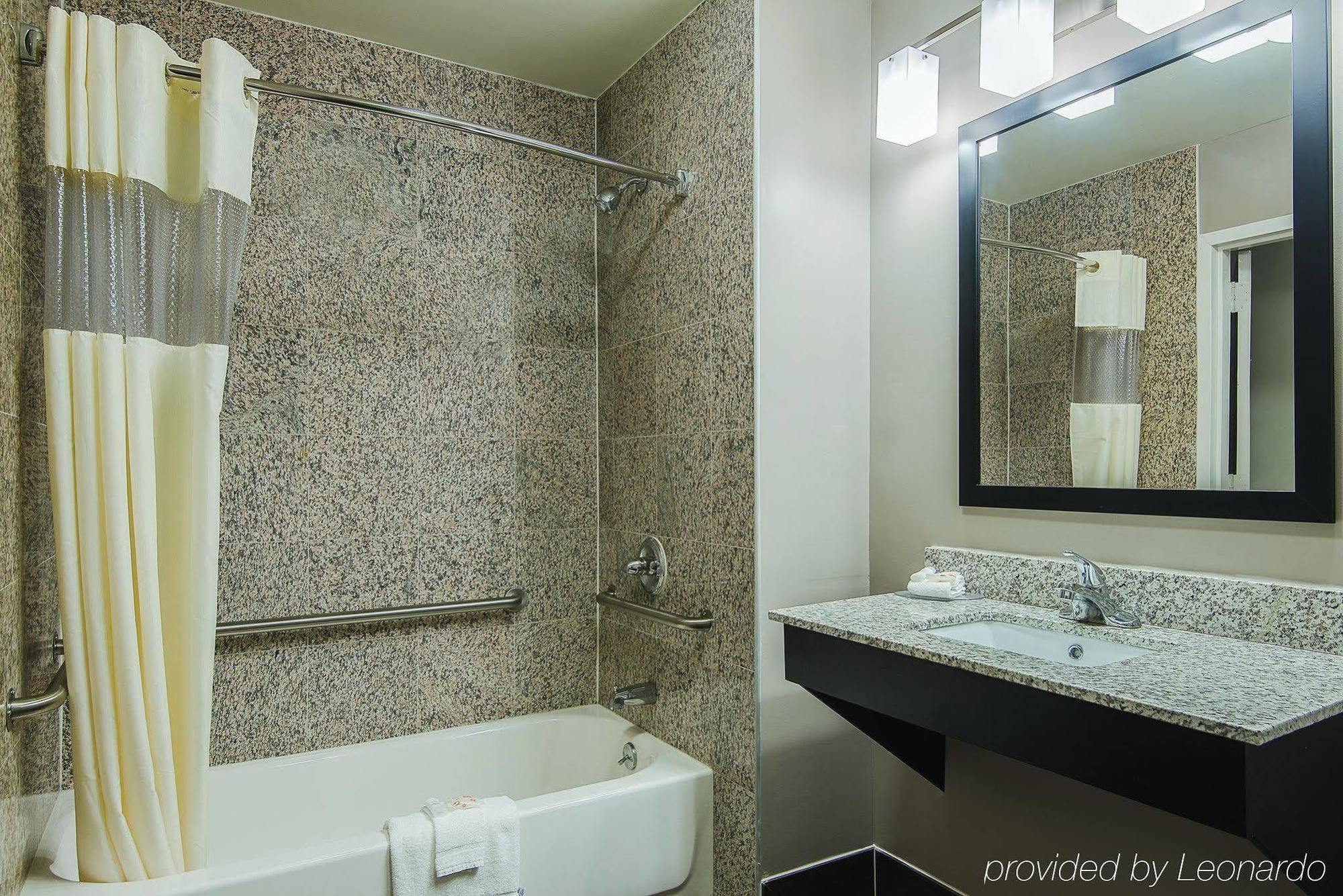 La Quinta By Wyndham Brooklyn East Hotel New York Exterior photo